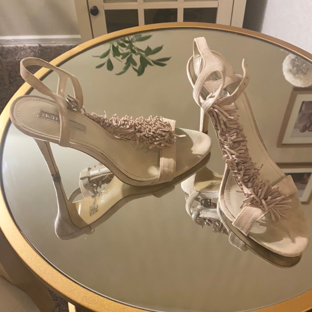 BCBG- heels beige/ nude suede tassel